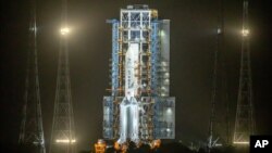29 Nisan günü Hainan Adası’ndan uzay yolculuğu başlatılan, insansız Tianhe kapsülünün fırlatılmasında kullanılan 5B tipi roket Çin’in uzay araştırmaları programında sıklıkla kullanılan ‘Uzun Yürüyüş 5’ adlı roket türlerinden biri.