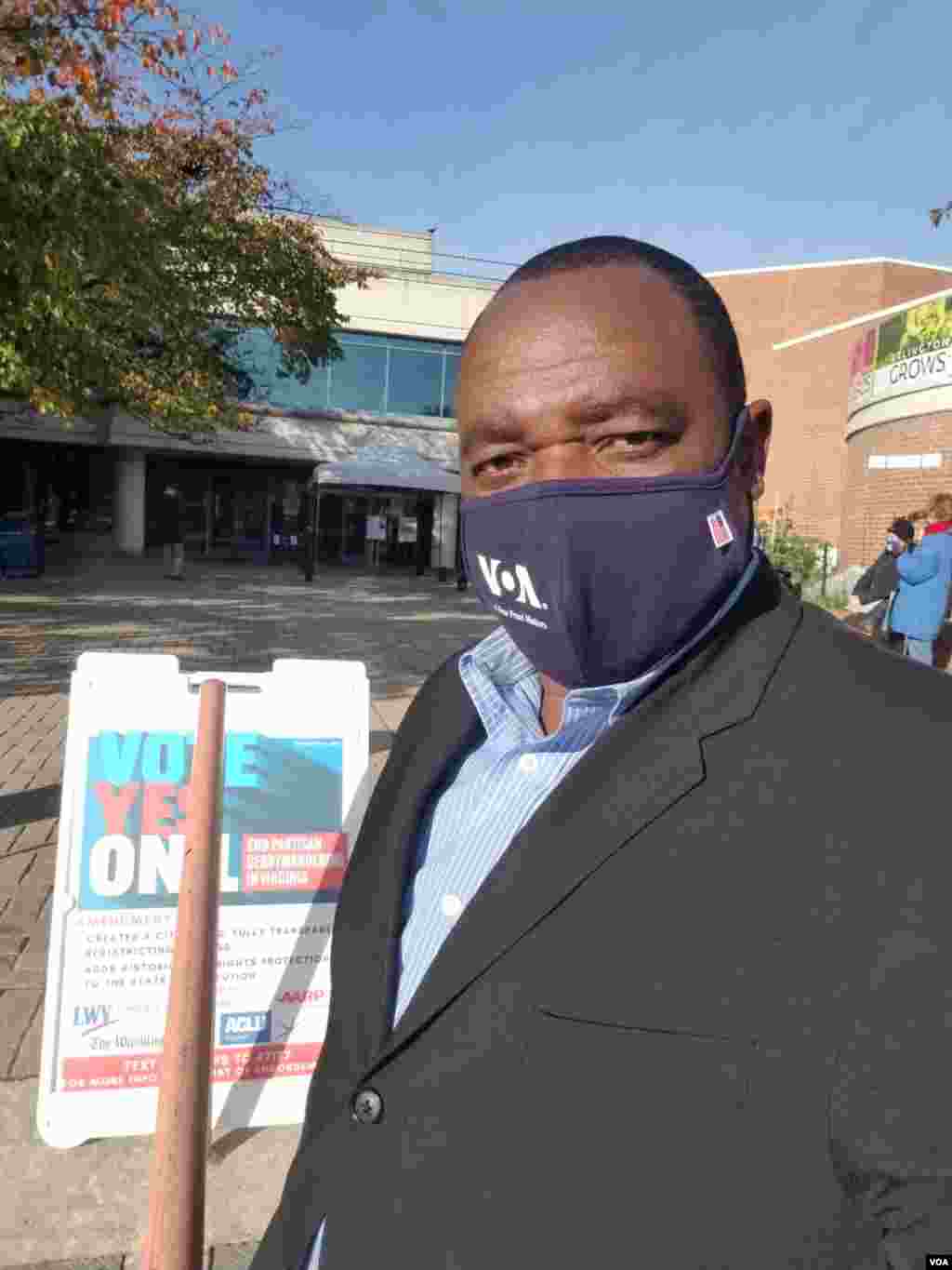 Mwandishi wa Sauti ya Amerika BMJ Muriithi akiripoti katika kituo cha kupiga kura cha Central Library mjini Arlington, Jimbo la Virginia