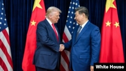 지난 2025년 한국에서 도널드 트럼프 대통령과 시진핑 중국 국가주석이 만나 악수하고 있는 모습.