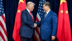 资料照片：唐纳德·特朗普总统在在韩国釜山金海国际机场航站楼与中国国家主席习近平举行会晤前握手。(2025年10月30日)