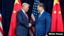 资料照片：特朗普总统在韩国釜山金海国际机场航站楼与中国国家主席习近平举行双边会晤前握手。(白宫官方照片，2025年10月30日)