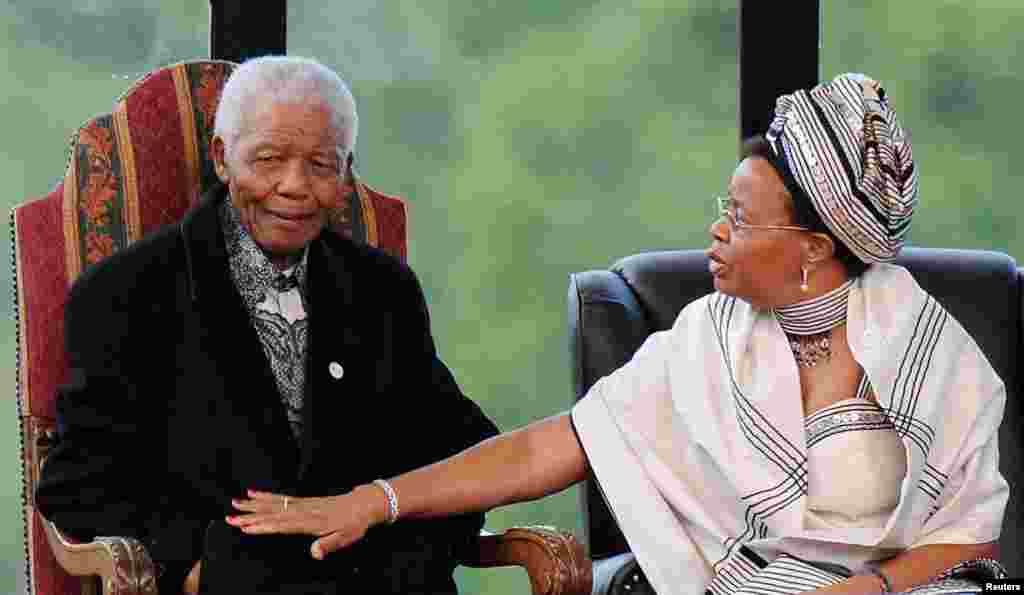 Nelson Mandela et son épouse Graça assistent à la prestation du président Jacob Zuma à l&#39;Union Buildings à Pretoria, le 9 mai 2009.