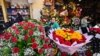 Una mujer compra flores antes del Día de San Valentín, en el Mercado de Flores del Sur de California, el 13 de febrero de 2024 en Los Ángeles, California.