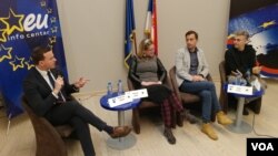 Učesnici tribine "Ko brani branitelje" u EU info centru, 15. aprila 2019.