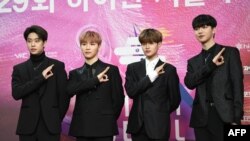 Boy grup Korea Selatan AB6IX berpose di karpet merah pada Seoul Music Awards ke-29 di Seoul, 30 Januari 2020. (Foto: Jung Yeon-je / AFP)