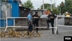 ARCHIVO - Policías custodian la residencia del presidente Daniel Ortega, en Managua, Nicaragua el 30 de enero de 2019. 