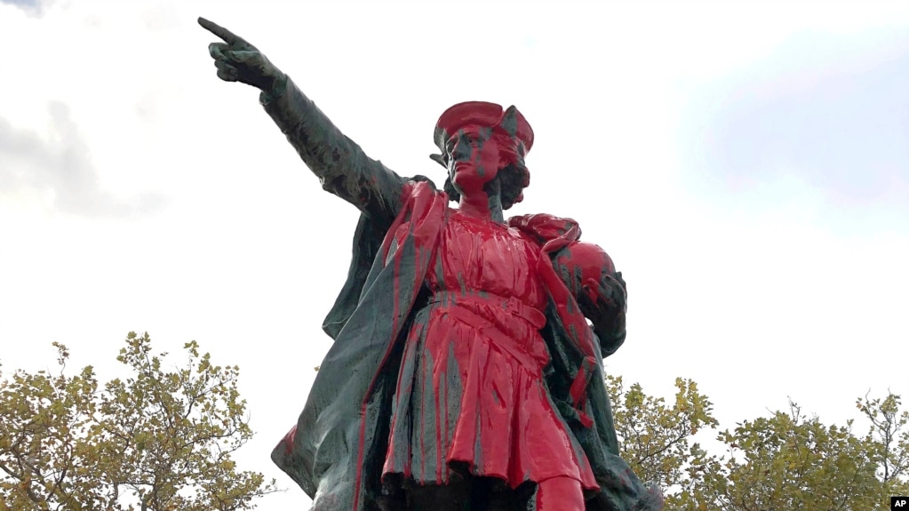 Một bức tượng Columbus bị phá hoại.