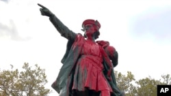 Памятник Христофору Колумбу в городе Провиденс, штат Род-Айленд. Участники протестов против празднования Дня Колумба облили статую красной краской 
