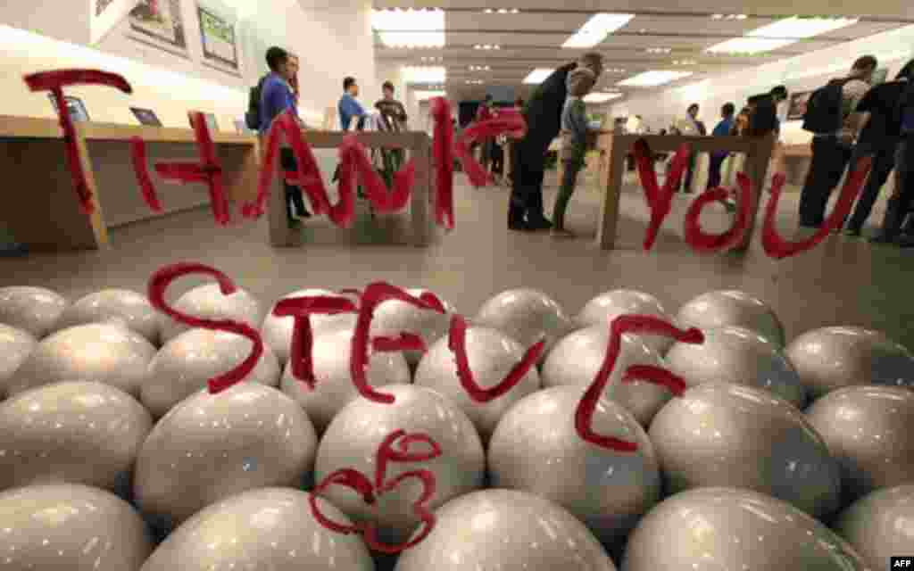 A tribute message to the late Steve Jobs written in lipstick is seen on the window of the Apple Store in Santa Monica, California October 5, 2011.