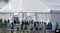 Trẻ em di dân không người đi kèm bị giữ tại một trại tạm trú ở Homestead, Florida. Feb. 19, 2019. 