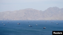 2026년 4월 27일, 오만 무산담 인근 호르무즈 해협을 항해 중인 선박들.