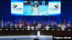 La emotiva ceremonia de apertura de incluyó a una niña colombiana entregando el Colibrí, símbolo de la Cumbre, al presidente Santos.