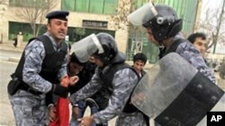 هێزه‌کانی پـۆلیسی دژه‌ ئاژاوه‌ ته‌رمی خۆپـیشـانده‌ره‌ کوژراوه‌که‌ هه‌ڵده‌گرنه‌وه‌، سلێمانی، پـێـنجشه‌ممه‌ 17 ی دووی 2011