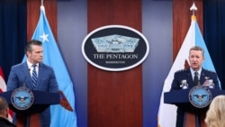 2026년 4월 8일, 워싱턴 D.C. 펜타곤 내 기자회견실에서 피트 헤그세스 미 전쟁부 장관과 댄 케인 합참 의장이 기자회견을 열고 있다. 