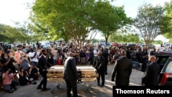 Miles de dolientes llegaron para pasar frente al féretro de George Floyd durante un velatorio público en Houston, Texas, el lunes, 8 de junio de 2020.