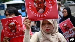 Para aktivis Muslim melakukan unjuk rasa mengecam Presiden AS Donald Trump di depan Kedutaan Besar AS di Jakarta 4 Februari 2017 (foto: ilustrasi). 