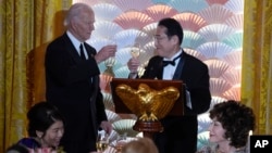 Президент США Джо Байден и премьер-министр Японии Фумио Кисида произносят тосты во время государственного ужина в Белом доме в среду, 10 апреля 2024 года.(AP Photo/Эван Вуччи).