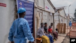 Niños que contrajeron la viruela símica esperan para ser atendidos en una clínica en Munigi, en el este de la República Democrática del Congo, el lunes 19 de agosto de 2024. 