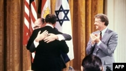 Jimmy Carter Tare Da Shugaban Masar Anwar al-Sadat Da Firai Ministan Isra'ila Menachem Begin