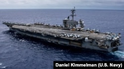 资料照片：美国海军亚伯拉罕·林肯号航空母舰在太平洋上航行。(2024年8月2日) 