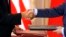 Tổng thống Hoa Kỳ Barack Obama và Tổng thống Nga Dmitry Medvedev bắt tay khi họ trao đổi Hiệp ước cắt giảm vũ khí chiến lược mới được ký kết (START II) tại Praha vào ngày 8/4/2010.