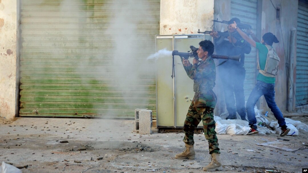 Tentara Libya menembakkan senjata ke arah milisi Islamis di Benghazi, Libya (foto: dok).
