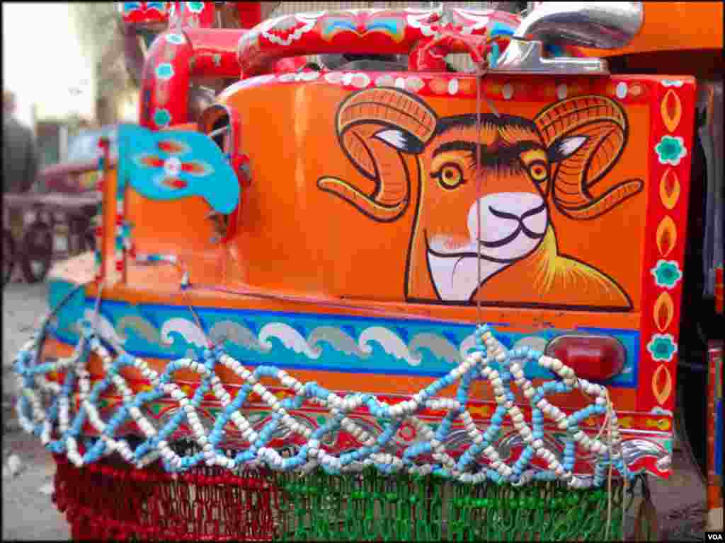 کسی بھی ٹرک پر بنے مختلف نقوش اور تصاویر ٹرک لوڈرز اور اسکے ڈرائیور کے ذوق کا احاطہ کرتی ہیں۔