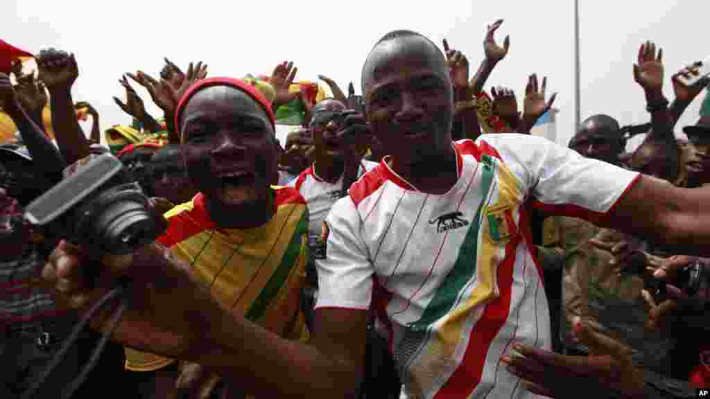 Des supporters maliens acclament leur équipe nationale de football à l&#39;aéroport international de Malabo à Malabo, Guinée équatoriale vendredi 16 janvier 2015