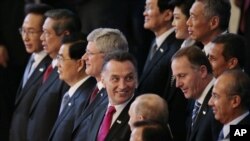 環太平洋國家的領導人在亞太經濟合作組織首腦會議星期天在俄羅斯符拉迪沃斯托克結束時合影。