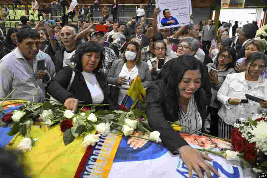 Los seguidores del candidato presidencial ecuatoriano asesinado Fernando Villavicencio rinden homenaje durante el sepelio por el movimiento Construye, en el Centro de Exposiciones de Quito, el 11 de agosto de 2023.