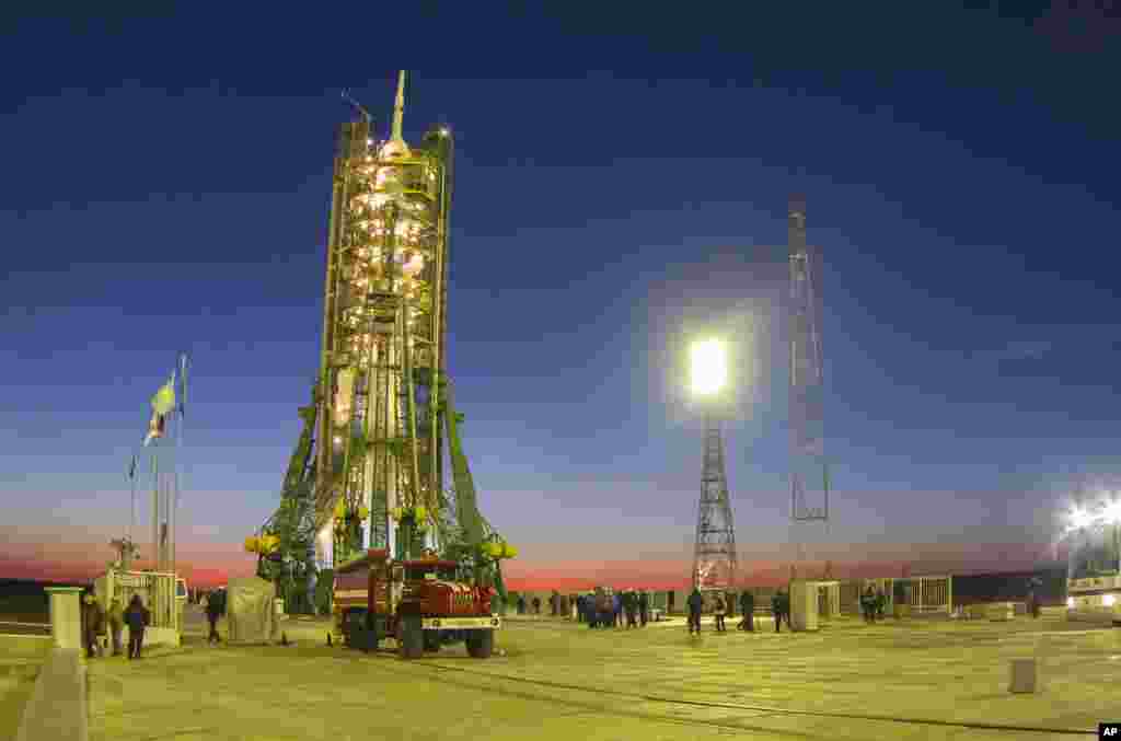 Roket Soyuz-FG yang membawa obor Olimpiade sebelum peluncuran di kosmodrom Baikonur di Kazakhstan (7/11). (AP/Shamil Zhumatov)