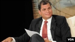 Rafael Correa aseguró que la Constitución le permite relizar consultas populares en su país.