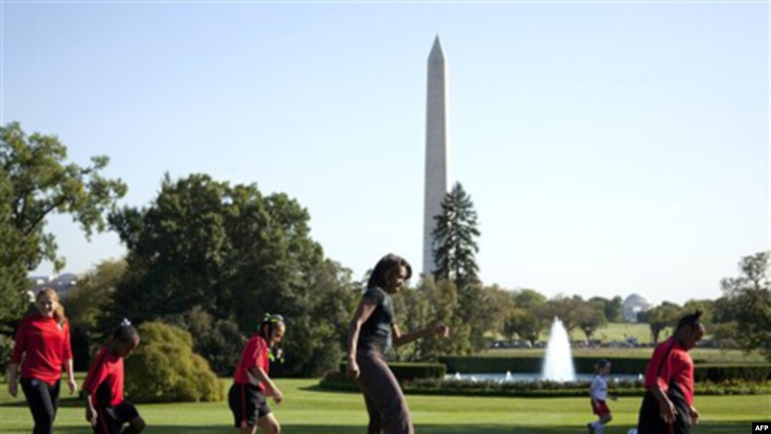 Oq Uy hovlisida futbol, Mishel Obama ishtirokida