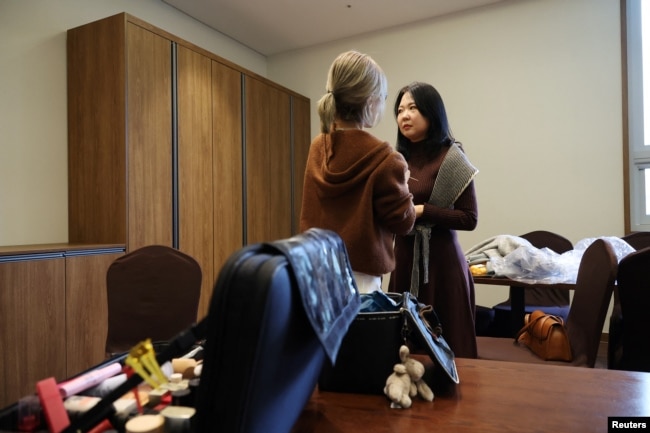 Lee Yu-mi gets her makeup done before a mass blind date event in Seongnam, South Korea, November 19, 2023. (REUTERS/Kim Hong-Ji)