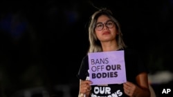 ARCHIVO - Esta foto muestra a Celina Washburn en una protesta el 23 de septiembre de 2022, frente al Capitolio de Arizona en Phoenix para expresar su oposición a una sentencia sobre el aborto. 