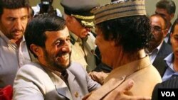 Presiden Iran Mahmud Ahmadinejad saat bertemu pemimpin Libya, Moammar Gaddafi (foto: dok.).