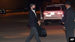 토니 블링컨(왼쪽) 미 국무장관이 5일 밤 출국을 위해 워싱턴 D.C. 인근 앤드루스 공군기지에 도착하고 있다. 