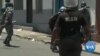 Comores : des gendarmes évacuent un blessé lors d'une manifestation de l'opposition