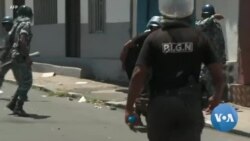 Comores : des gendarmes évacuent un blessé lors d'une manifestation de l'opposition