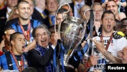 Massimo Moratti bersama para pemain klub Inter Milan berpose dengan trophy Liga Champions setelah mengalahkan Bayern Munich di final 22 Mei tahun 2010 (foto: dok). Pengusaha Indonesia, Erick Thohir resmi membeli mayoritas saham Inter Milan, Selasa (15/10)