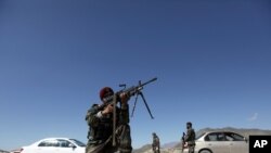지난 17일 아프가니스탄 군인들이 카불 외곽 검문소를 지키고 있다.