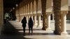 FILE- Students walk on the Stanford University campus in Santa Clara, Calif., March 14, 2019.Para mahasiswa berjalan di kampus Stanford University di Santa Clara, California, 14 Maret 2019. (Foto: AP)