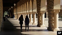 FILE- Students walk on the Stanford University campus in Santa Clara, Calif., March 14, 2019.Para mahasiswa berjalan di kampus Stanford University di Santa Clara, California, 14 Maret 2019. (Foto: AP)