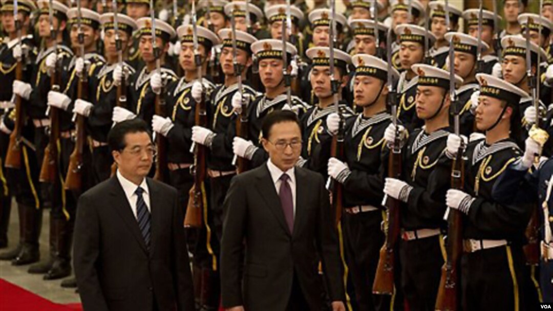 Presiden Korea Selatan Lee Myung-bak (tengah) disambut Presiden Hu Jintao di Beijing (9/1).