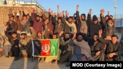 Tentara Afghanistan membebaskan 62 personel keamanan mereka dari penjara Taliban di distrik Bala Murghab, Badghis, 29 Januari 2020.