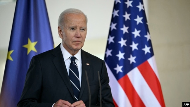 El presidente de EEUU Joe Biden ofrece un comunicado conjunto en la sede de la cancillería alemana en Berlin, el 18 de octubre de 2024. (AP)