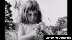 1964년 민주당 린든 존슨 후보의 ‘데이지걸(Daisy Girl)’ 광고 한 장면. 사진출처: Library of Congress