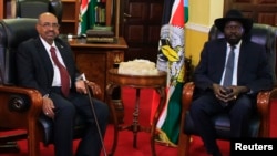 South Sudan President Salva Kiir (R) and his Sudanese counterpart Omar al-Bashir look on during a photo opportunity at the state house in capital Juba Jan. 6, 2014. 