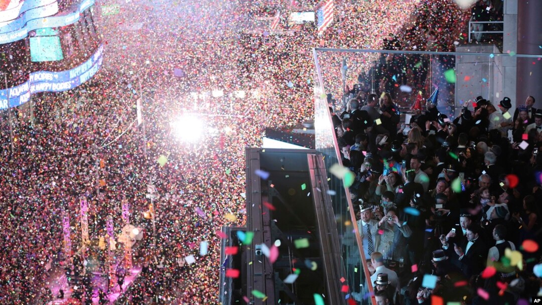 Hampir 1 juta warga menyambut datangnya tahun baru 2016 di Times Square, Manhattan, New York, 1 Januari 2016.
