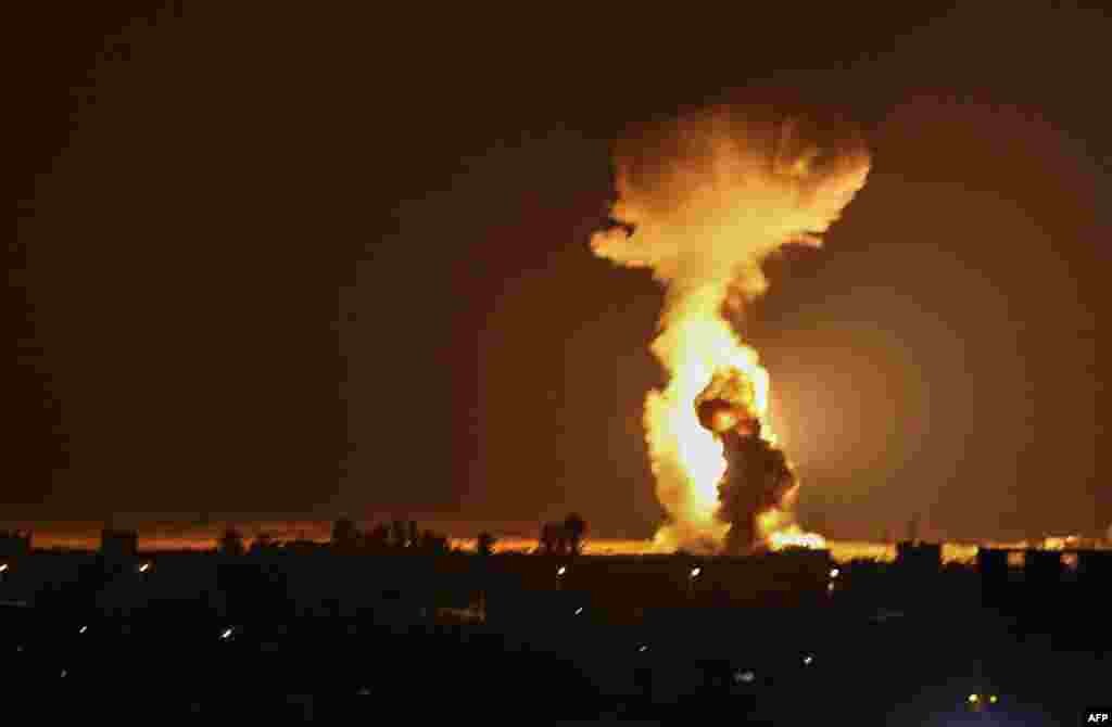 이스라엘군 전투기의 공습으로 가자지구 라파에서 화염이 솟아오르고 있다. 